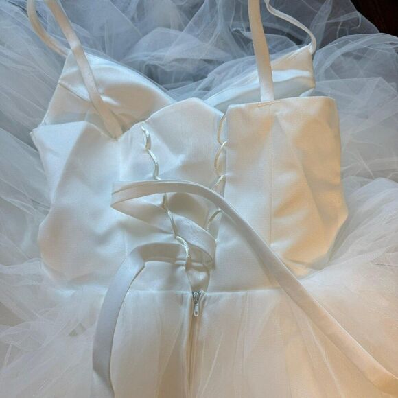 NWT WHITE V-Neck Tulle Tiered Wedding Dress Gown — Size M -Elegant Bridal Dress - Picture 7 of 13